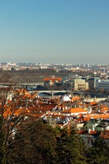 Fototapeta premium Blick über Prag an einem warmen Wintertag