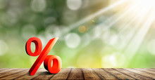 Prozentzeichen auf einem Brett Hintergrund mit Sonnenschein und bokeh