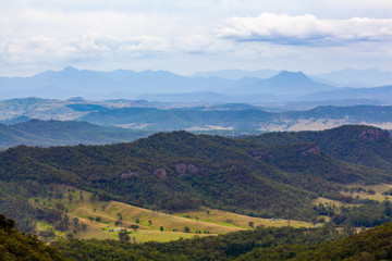 Obraz premium Rugged landscape of forested cliffs and hills in O'Reily, QLD, Australia
