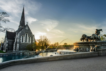 Fototapeta premium Gefion Fountain in front of St Alban's Church in Copenhagen, Denmark