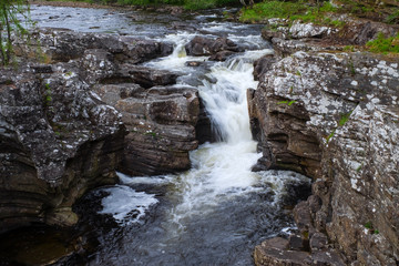 Wasserfall in der Nähe von Invermoriston in den schottischen Highlands