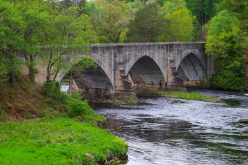 Fototapeta na wymiar Brücke über die Oich in den schotischen Highlands