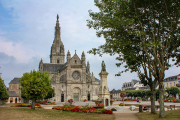 Fototapeta premium Sainte-Anne-D'Auray Fasada bazyliki Sainte-Anne. Bretania. Morbihan