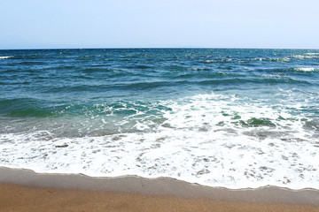 Scenery of the waves to be drawn to the beach
