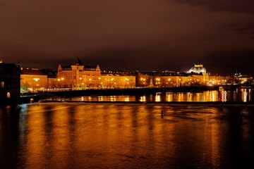 Fototapeta na wymiar Blick über die Moldau in Prag zum National Theater