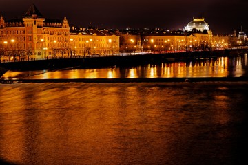 Blick über die Moldau in Prag zum National Theater