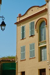 Fototapeta na wymiar Casa provenzale con imposte azzurre, Costa Azzurra, Provenza, Francia