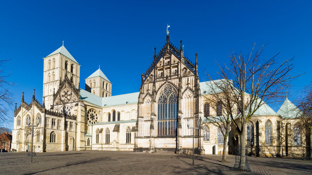 St. Paulus Dom mit Domplatz in M&uuml;nster / Westfalen - Deutschland