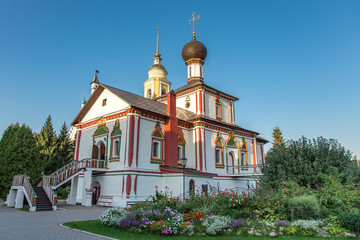 Fototapeta na wymiar The autumn view of Holy Trinity church in Kolomna, Russia
