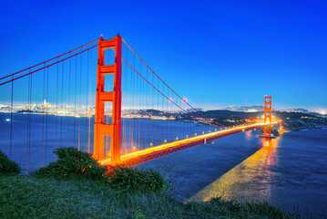 Panorama of the Gold Gate Bridge and San Francisco city at night, California.ставрпо