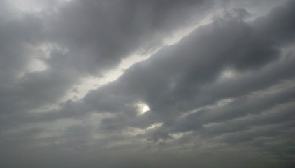 Cielo con nube ondulada y hueco de luz solar
