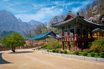 Sinheungsa temple in Seoraksan National Park, Seoraksan, South Korea