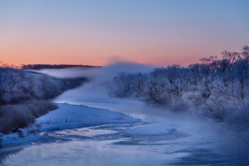 冬の夜明けの鶴居村音羽橋から霧氷と日ノ出