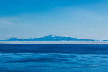 羅臼展望台から流氷と国後島 © Umibozze