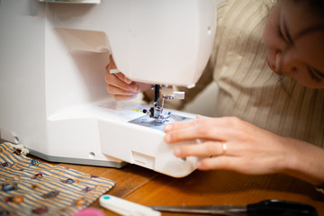 ミシンを操作する女性