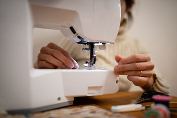 ミシンを操作する女性