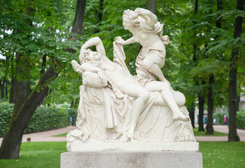 Obraz premium Sculpture in the Summer Garden