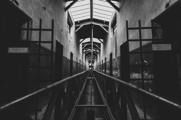 Carcere abbandonato in bianco e nero 