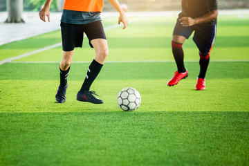 Obraz premium Soccer players fighting each other by kicking the ball