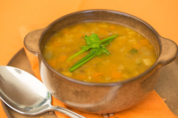 Schale mit Linsensuppe und Gemüse