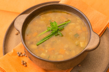 Schale mit Linsensuppe und Gemüse