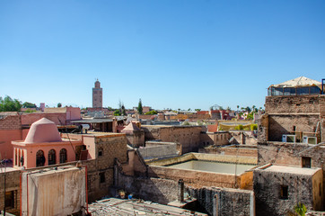 Marrakesch, Marokko, Koutoubia Moschee ragt über die Dächer der Medina
