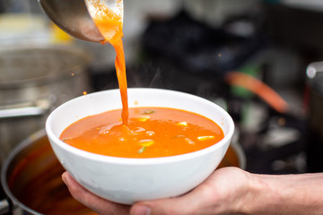 nalewanie zupy pomidorowej