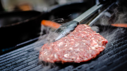 przygotowywanie burgera wołowego