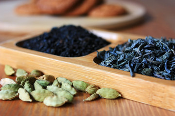 Fototapeta na wymiar Green, black tea and cardamom