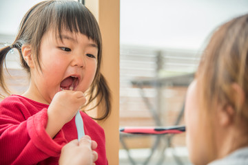 歯磨きをする親子