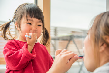 歯磨きをする子供