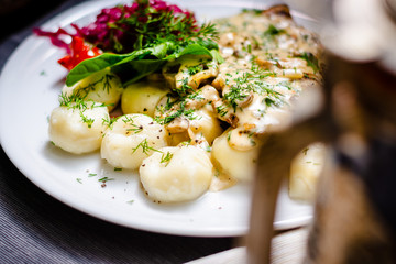 kotlet z kluskami śląskimi