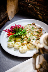 kotlet z kluskami śląskimi