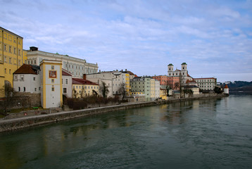 Fototapeta na wymiar Blick über die Inn in Passau in Niederbayern, Bayern, Deutschland 