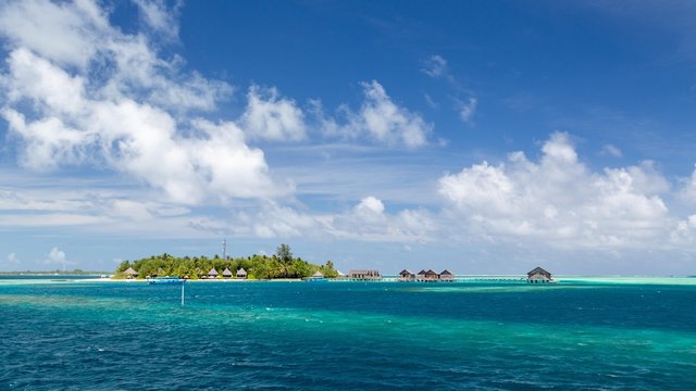 Small tropical island, turquoise sea, cloudy sky, Gangehi Island, Ari-Atoll, Maldives, Indian Ocean, Asia