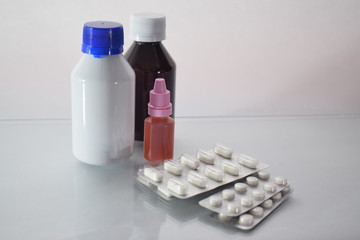 Frascos de medicamentos y tabletas 