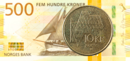 10 norwegian krone coin against 500 new norwegian krone banknote
