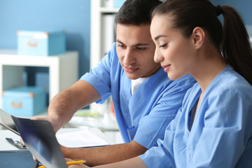 Obraz premium Young doctors studying X-ray image in clinic