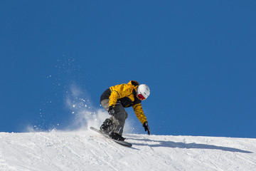 Fototapeta na wymiar vacanze invernali sulla neve - snowboarder 