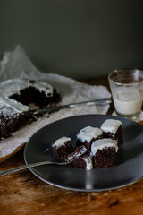 Chocolate brownie cakes with cream