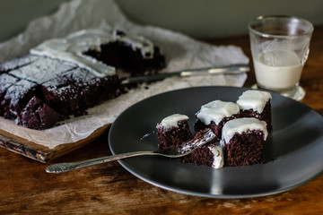 Chocolate brownie cakes with cream