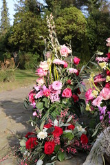Blumen auf dem Friedhof nach Beerdigung 