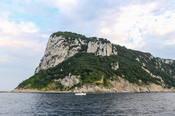 Fototapeta na wymiar Cliff in Capri Island in Naples, Italy