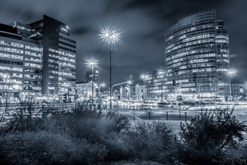 biurowce w Warszawie w nocy