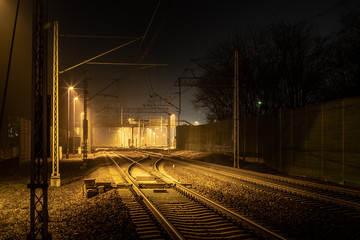 Plakat linia kolejowa w nocy