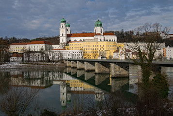 Blick über die Inn auf den Passauer Dom St. Stephan in Passau, Niederbayern, Bayern, Deutschland 