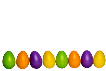 Ostereier bunt in Reihe