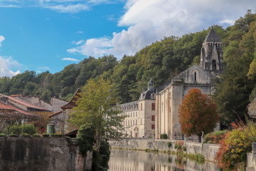 Fototapeta na wymiar Nouvelle-Aquitaine - Dordogne - Brantôme - l'Abbaye le long de la Dronne