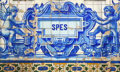 Azulejo-Fliesen mit Schriftzug Spes - Hoffnung - in Porto, Portugal