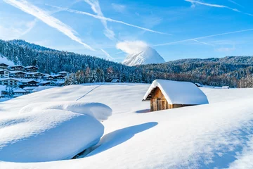Deurstickers Winterlandschap met besneeuwde Alpen in Seefeld in de Oostenrijkse deelstaat Tirol. Winter in Oostenrijk © beataaldridge